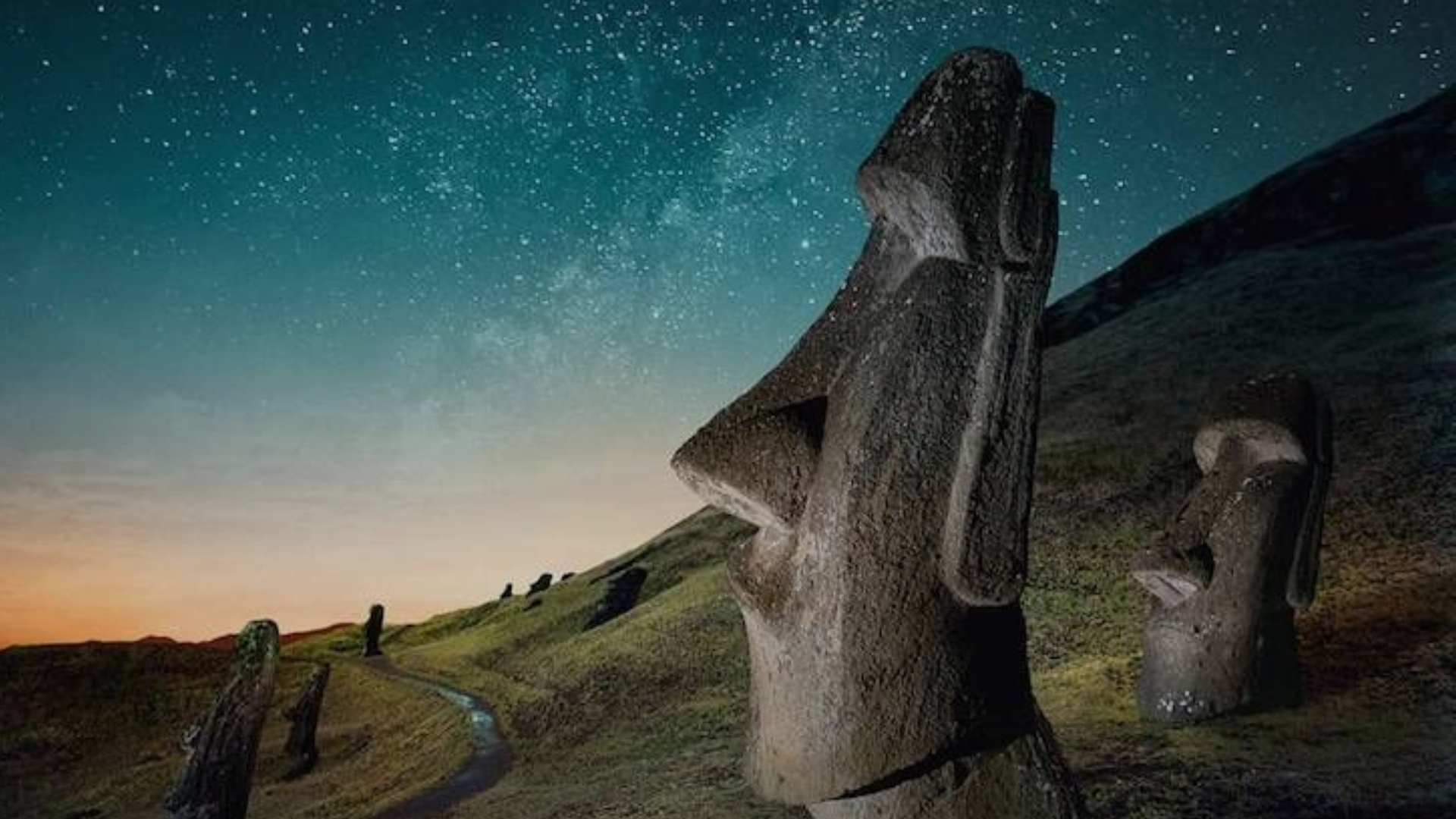 Moáis de Isla de Pascua bajo un cielo estrellado — Rapa Nui, Chile
